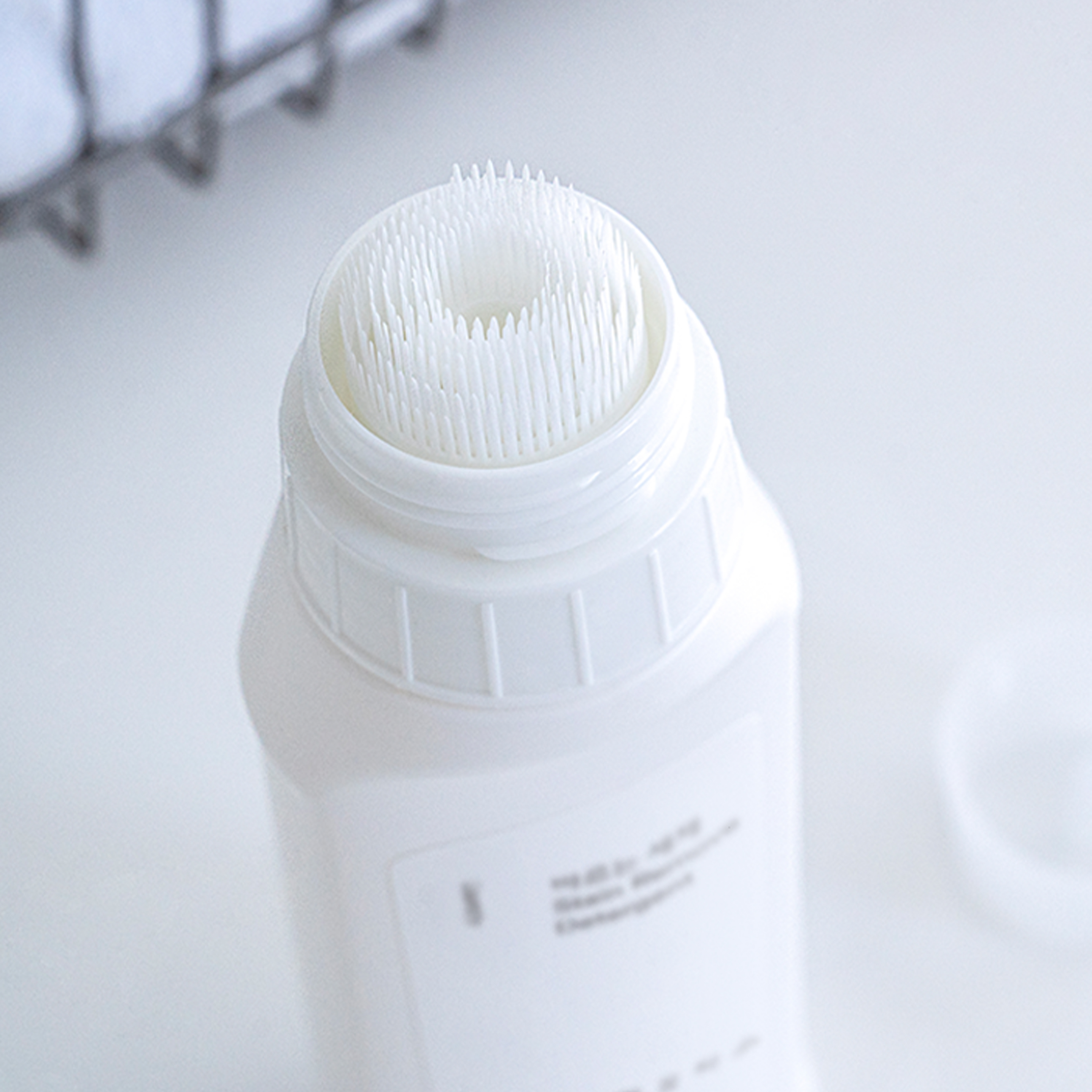 Nước Tẩy Vết Bẩn Quần Áo Saengong Kèm Bàn Chải 220ml